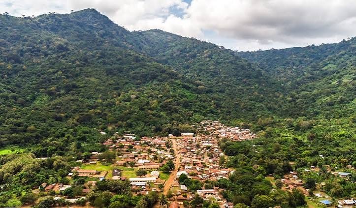Le pic d’Agou, les monts et la faille d’Aledjo